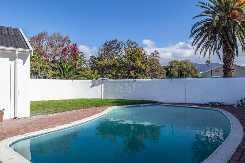 4 Bedroom Property for Sale in Constantia Western Cape